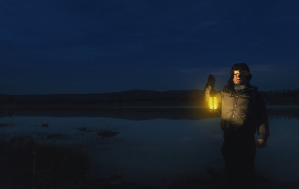 黑夜中的神秘人图片下载