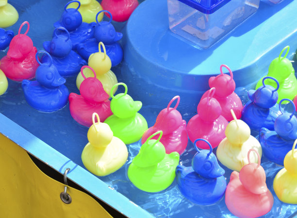 在集市上五颜六色的鸭子为孩子们嬉戏图片下载