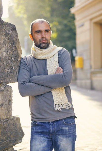 帅哥站在外面图片下载