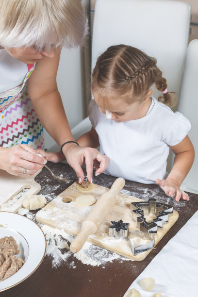 妈妈教一个小女孩包饺子图片下载