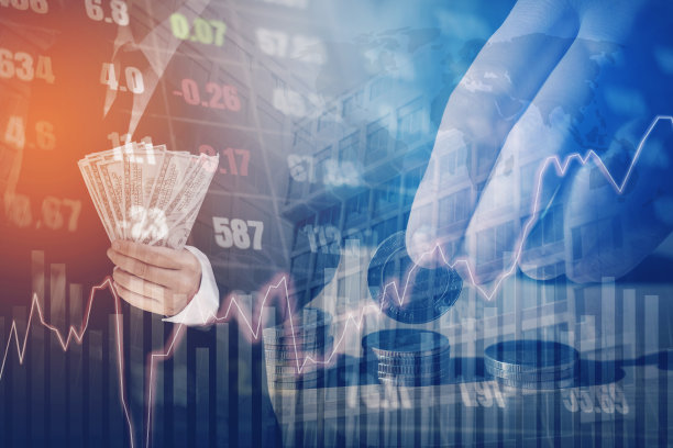 商人持有美元钞票在数字股票市场，金融交易所和交易图形双重曝光城市的背景素材图片