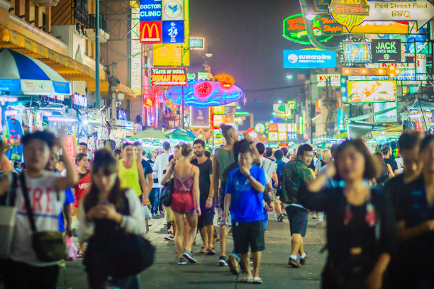 泰国曼谷——2017年3月2日:游客和背包客在考山路夜市参观。考山路是曼谷著名的廉价酒店和宾馆区。图片下载