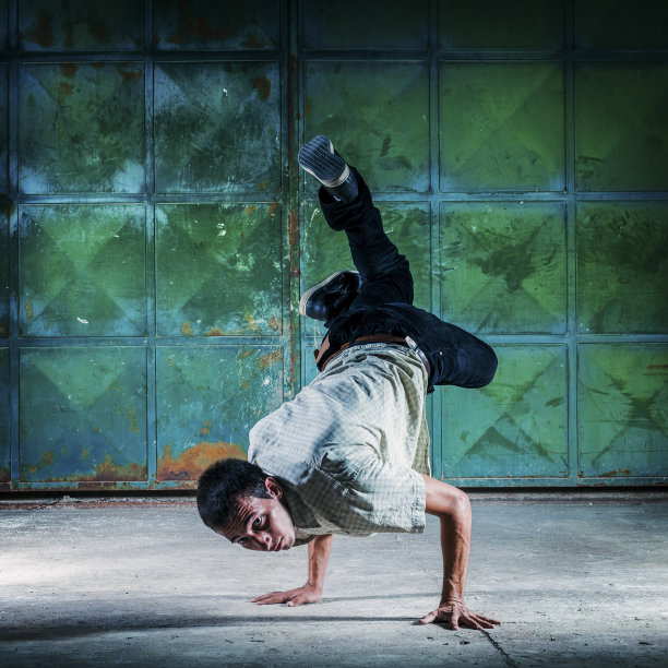 跳霹雳舞的舞者图片下载