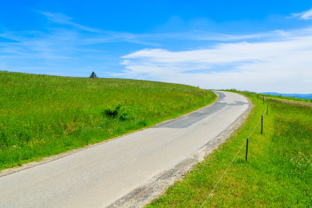 风景优美的山路在绿地，Lapszanka, Tatra山脉图片下载