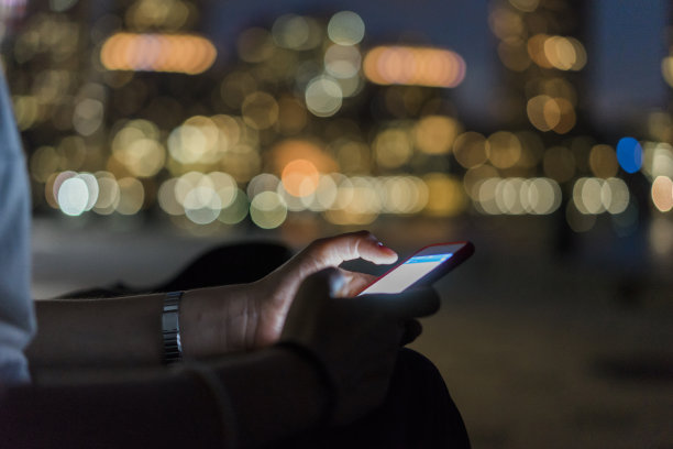 在城市里用智能手机上网图片下载