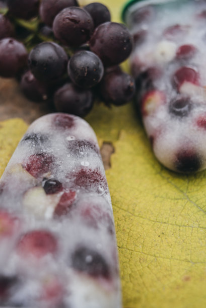 两种葡萄冰淇淋图片下载