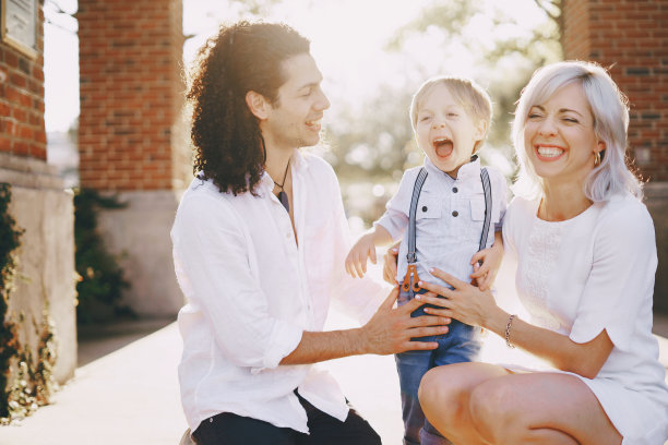 美丽年轻的家庭图片下载