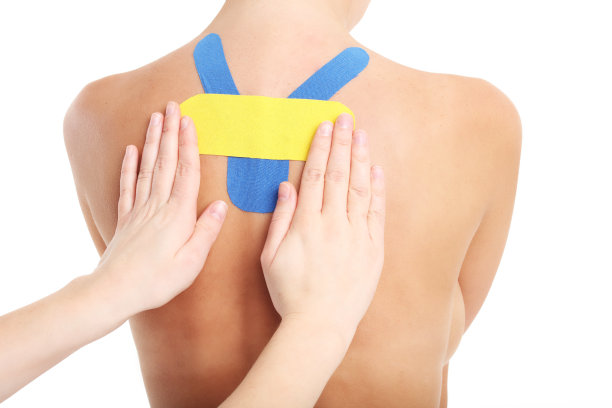 图片显示特殊的理疗胶带在受伤的背部在白色的背景图片下载