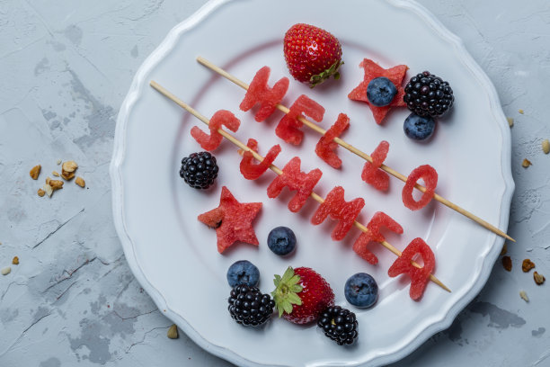 你好夏天概念-西瓜字母水果和浆果图片下载