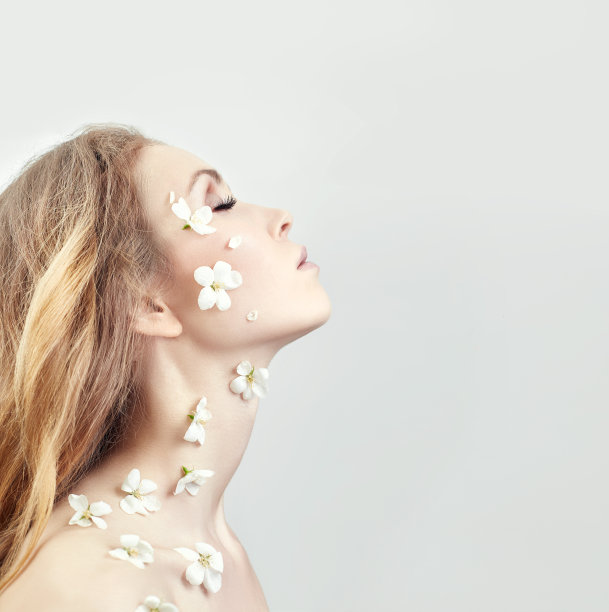 天然化妆品，面部，皮肤护理，水和皮肤营养。Spa，纯天然洁面乳，针对粉刺和衰老。消除皱纹和面部缺陷。对皮肤有清洁作用图片下载