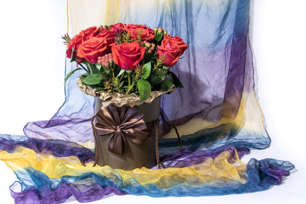 棕色花瓶里的花束照片图片下载