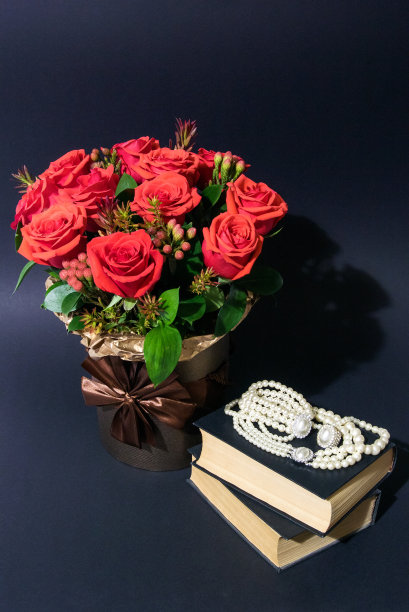 垂直照片的花束附近的书籍和珍珠上的黑暗图片下载