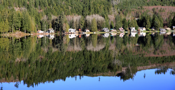 瓦诺湖倒影图片下载