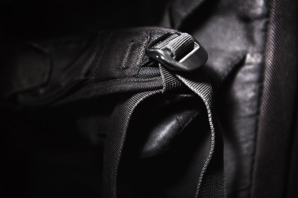 黑色背景上的皮带图片下载