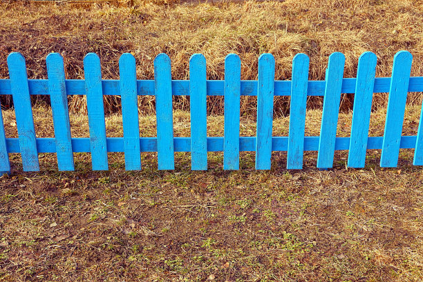 用小木板做成的蓝色木栅栏图片下载