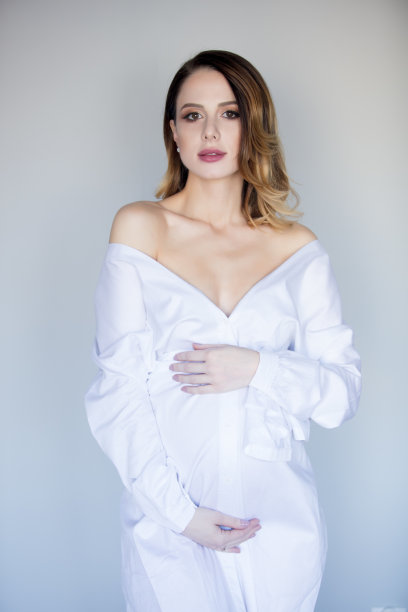 穿着白裙子的红发孕妇图片下载