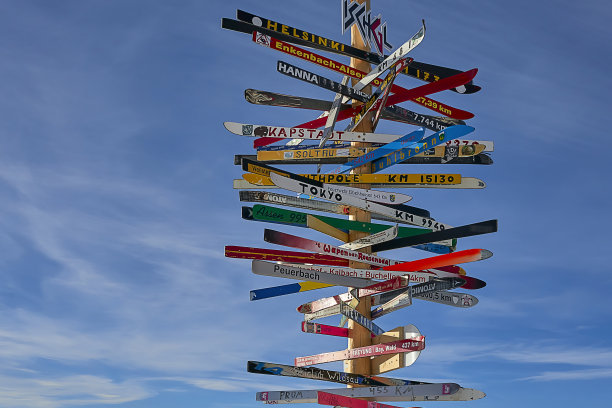 在奥地利阿尔卑斯山脉的滑雪场的指示牌图片下载