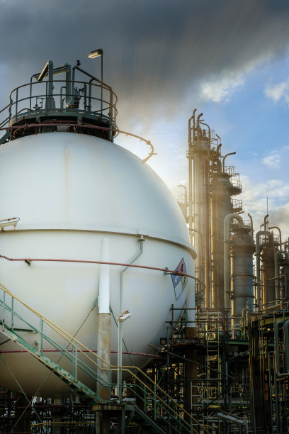 炼油厂日出时储气球罐图片下载