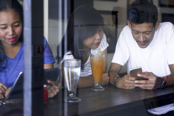 咖啡馆里的朋友图片下载