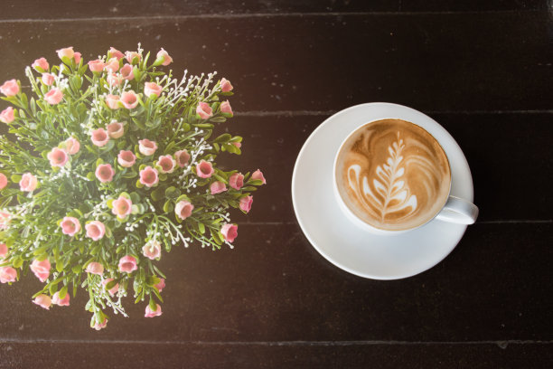 卡布奇诺咖啡杯和花束图片下载