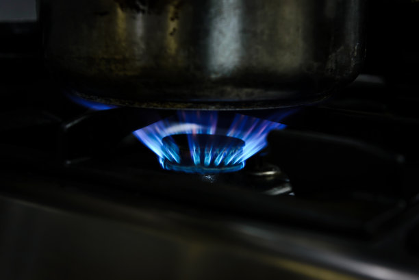 从煤气炉中燃烧的火焰图片下载