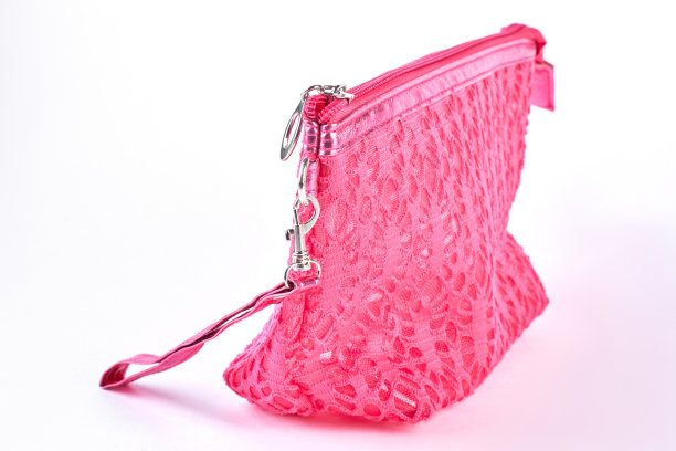 粉色蕾丝图案的化妆品包。图片下载