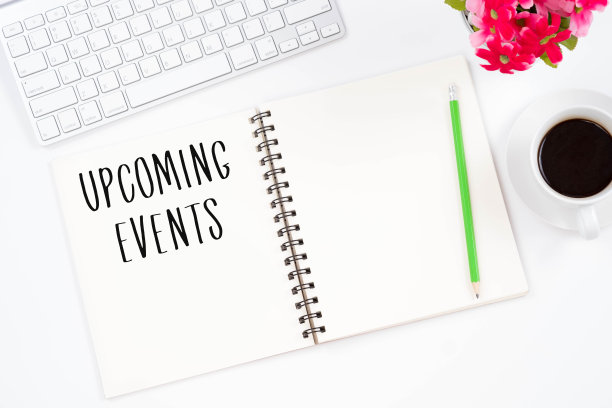 概念即将发生的事件信息在笔记本，键盘，铅笔和咖啡杯。现代工作场所的顶级观念。图片下载