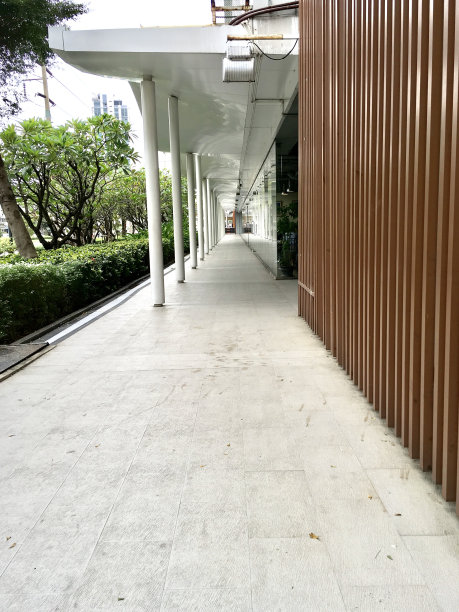 现代建筑前空荡荡的人行道图片下载