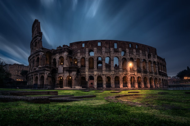 晚上的罗马斗兽场。罗马,意大利图片下载