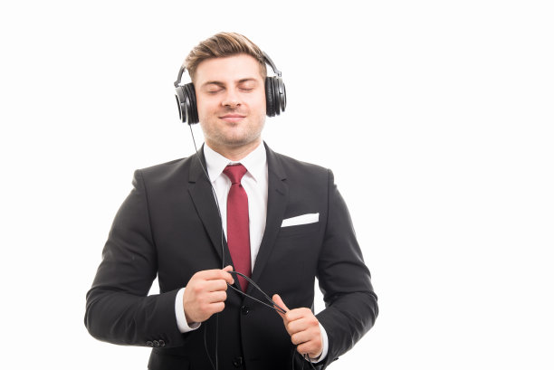 年轻的经理戴着耳机欣赏音乐图片下载