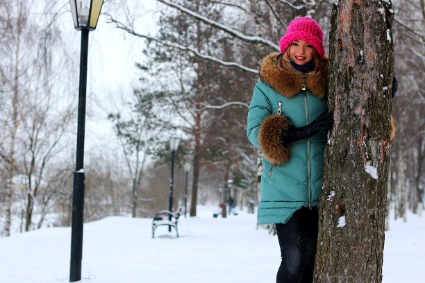 冬天里一个女孩的肖像图片下载