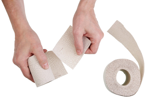 一位老人用手撕下一张大规模生产的卫生纸，以达到他的目的。图片下载