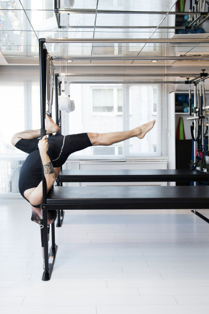 在普拉提机上锻炼图片下载
