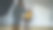 年轻美丽的女人为摄影师摆姿势，而他是在摄影工作室室内用数码相机拍摄图片下载