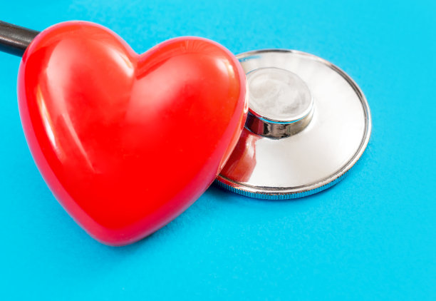 蓝色背景下的红心听诊器。医学概念。前视图。图片下载