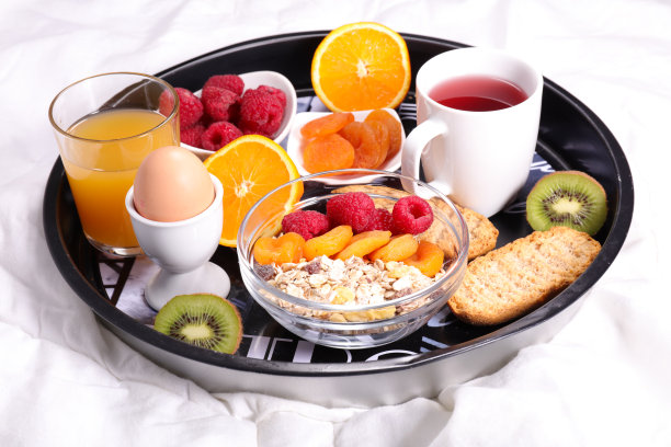 健康早餐，茶，鸡蛋和麦片图片下载