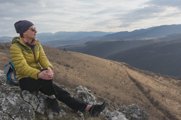 在宁静的大自然中放松，成年女子长途跋涉后图片下载