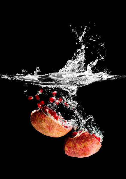 一片片的石榴落入水中图片下载