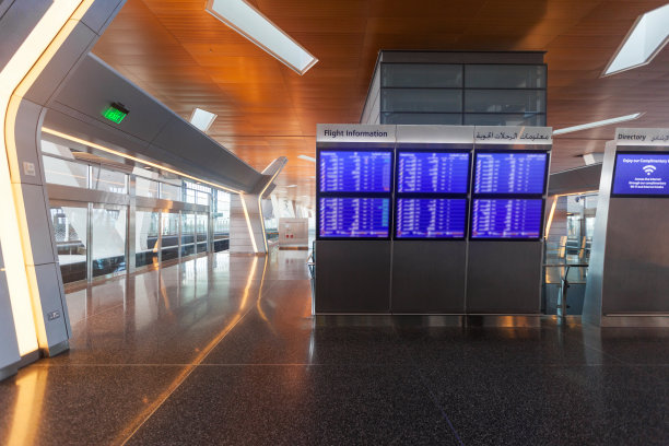 模糊的背景里有航站楼和时刻表图片下载