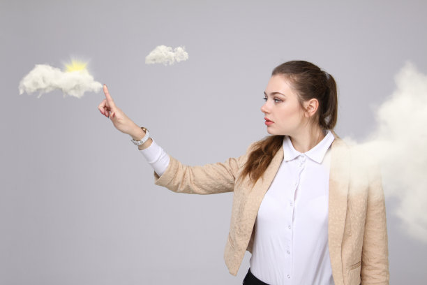 拥有云和太阳的女人。关于计算机云服务主题的概念图片下载