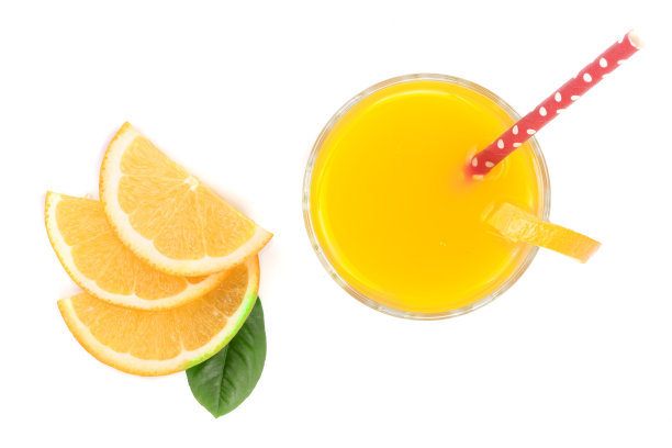 橙汁杯与柑橘片和绿叶孤立在白色背景，俯视图。平躺模式图片下载