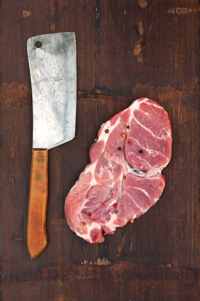用剁肉刀切成一块生肉图片下载