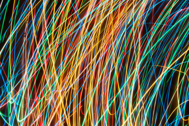 彩色灯光在长时间曝光与运动背景，抽象发光彩色线条，慢速快门图片下载