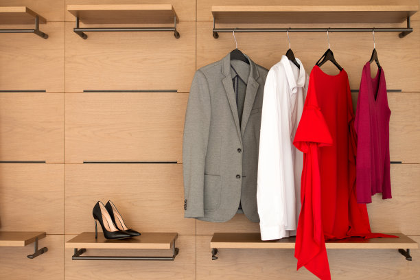 现代的木制衣柜与衣服和鞋子图片下载