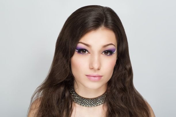 美丽年轻女子化妆图片下载