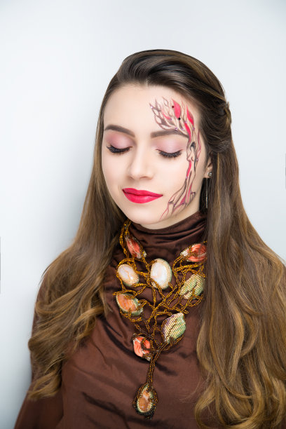 美丽年轻女子化妆图片下载