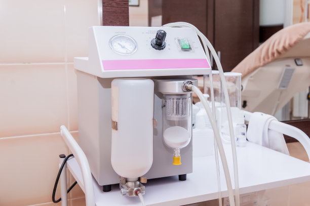 临床医学中的现代真空设备。氧气和真空插头。病人的房间。有选择性的重点。图片下载