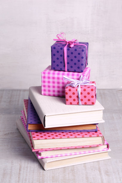 古董精装书，漂亮的小礼物，日记本，放在一个轻木桌上。图片下载