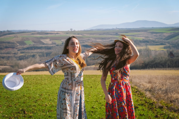 和亲密的朋友度过快乐的时光图片下载