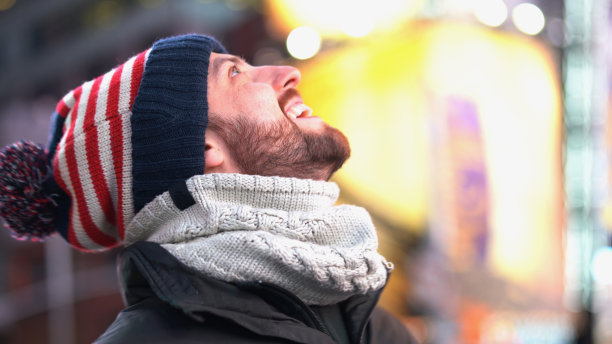 晚上在城市里微笑的快乐白人男人图片下载